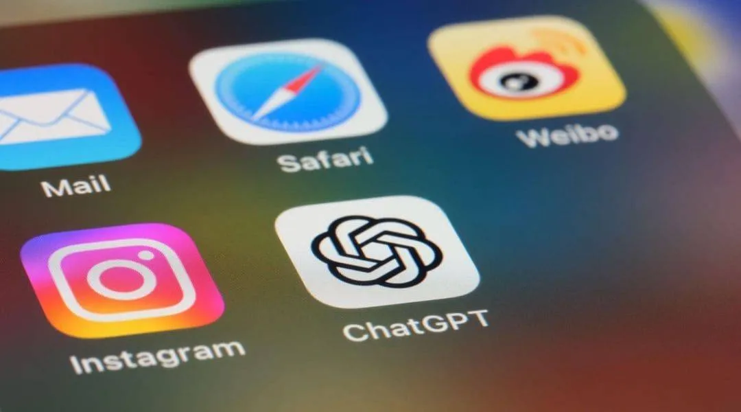 Icône de ChatGPT parmi les applications d’un téléphone.