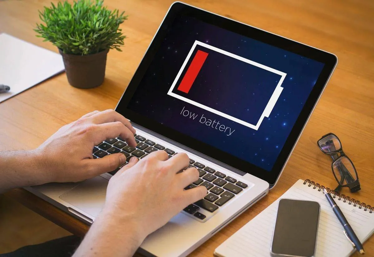 Ordinateur portable affichant une alerte de batterie faible.