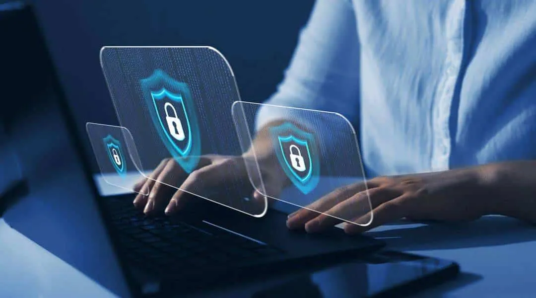 Illustration de la protection numérique avec des cadenas superposés à un ordinateur.