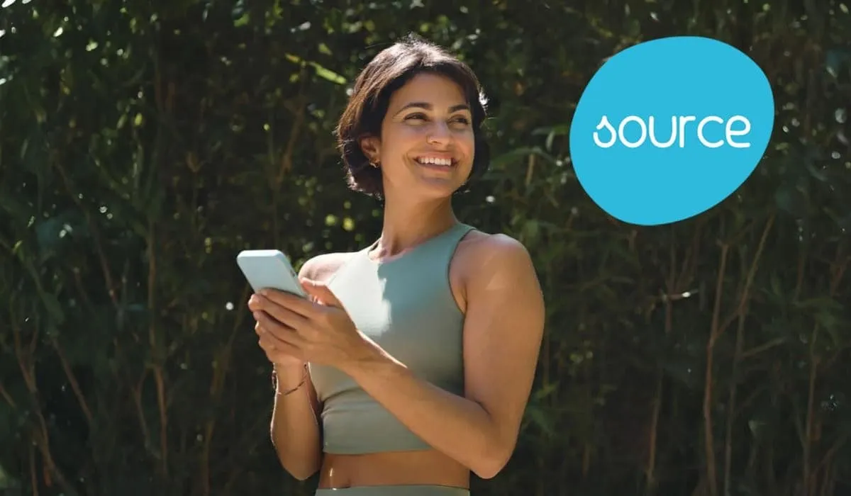 Personne utilisant un téléphone, avec le logo Source.