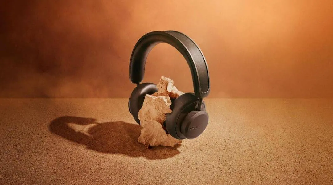 Casque Urbanista posé sur une pierre.