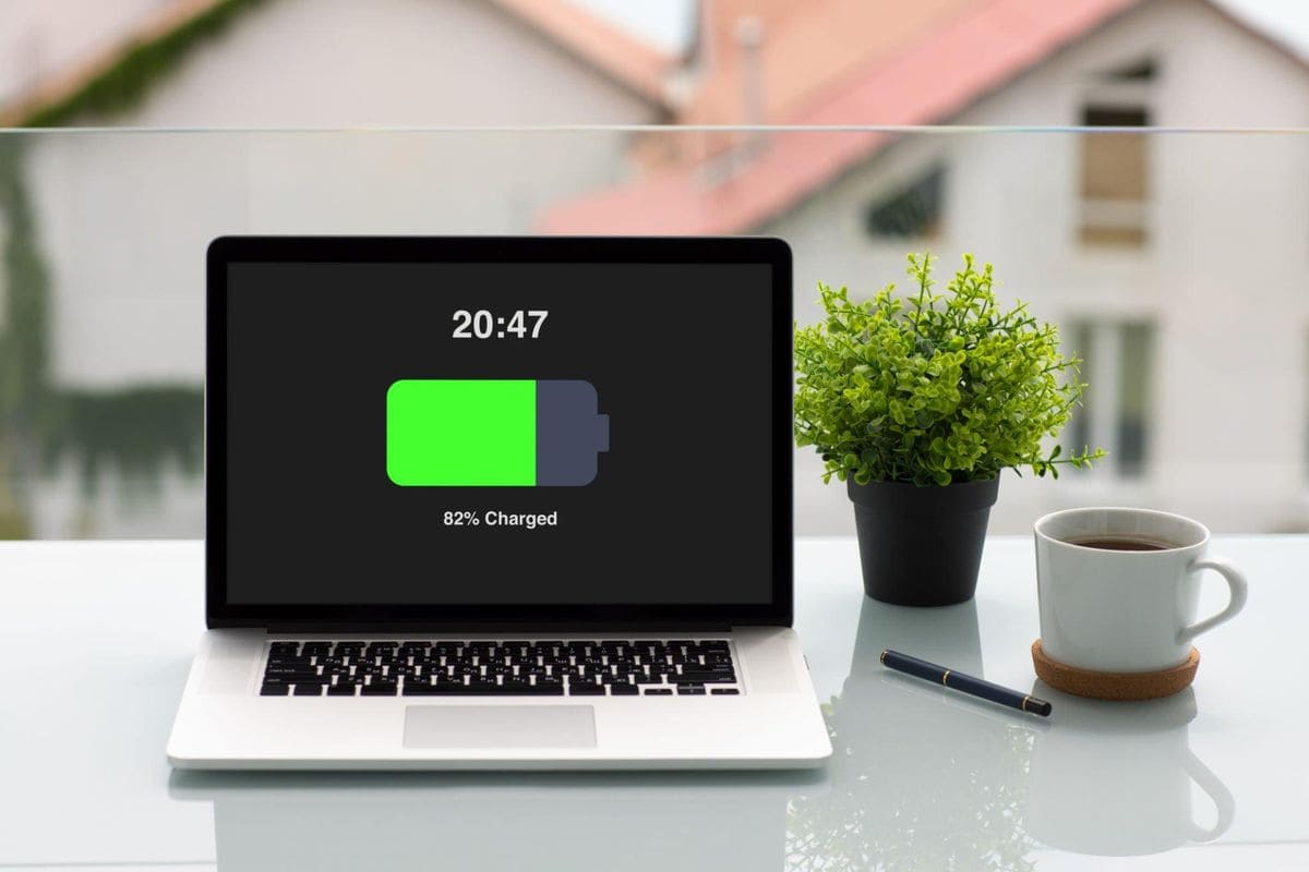 Ordinateur portable affichant un niveau de charge de 82 %.
